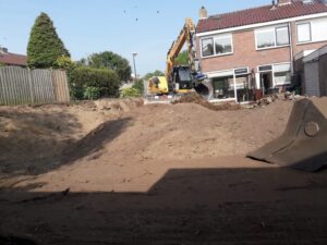 Keerwanden zetten in een achtertuin